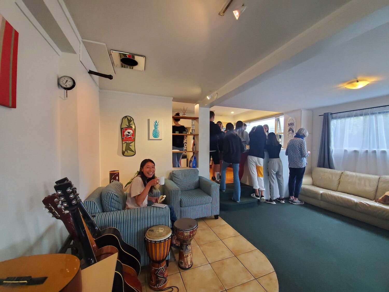 Mount Maunganui Language Centre 学生ラウンジで寛ぐ生徒たちの笑顔
