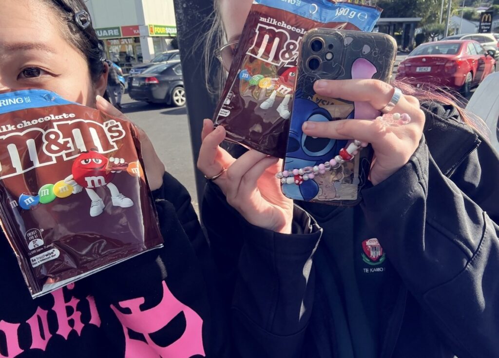 みーさんと友人がお菓子で顔を隠して撮った自撮り