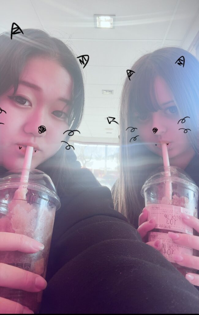 みーさんと友人が飲み物を飲む様子