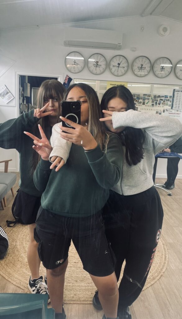 みーさんと友人が鏡越しに写真を撮る様子