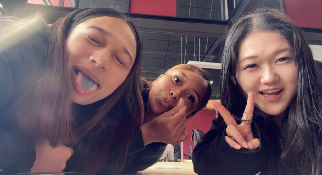 みーさんのニュージーランド留学先での友人2人との自撮り写真