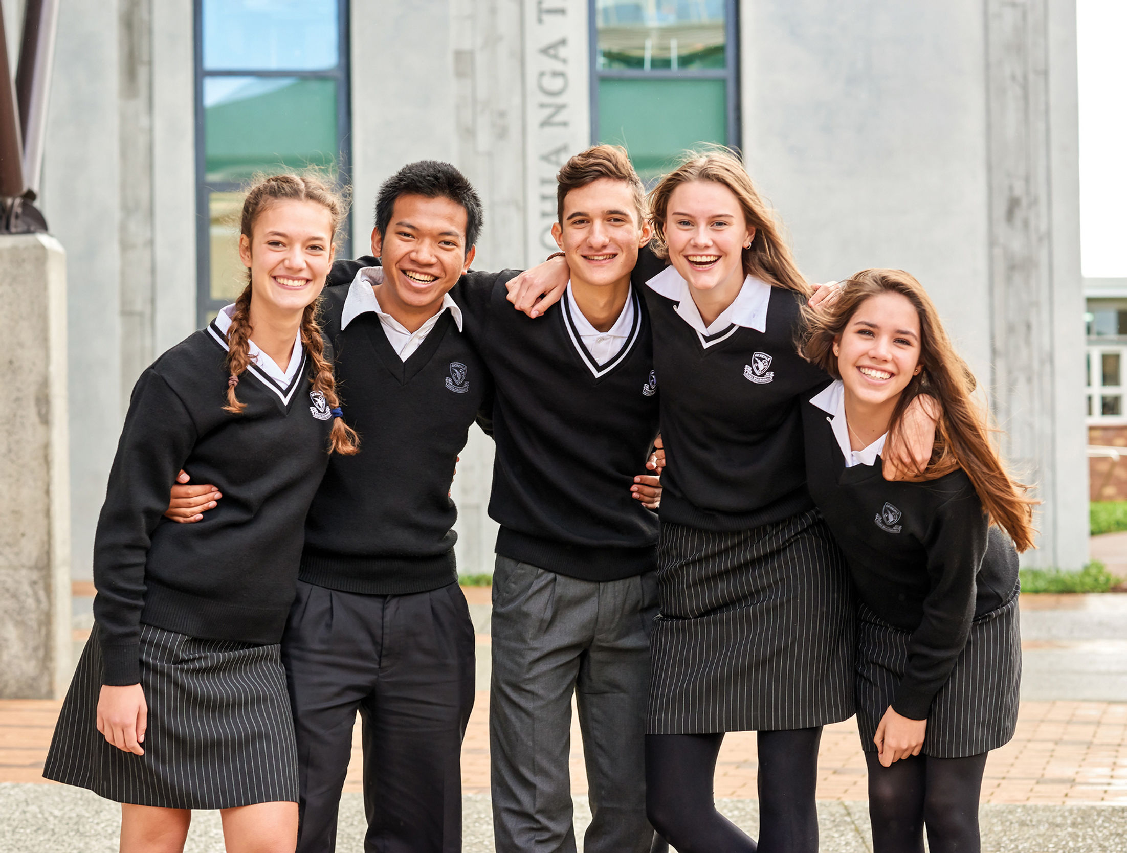 Avondale College（アヴォンデール カレッジ）の肩を組む生徒