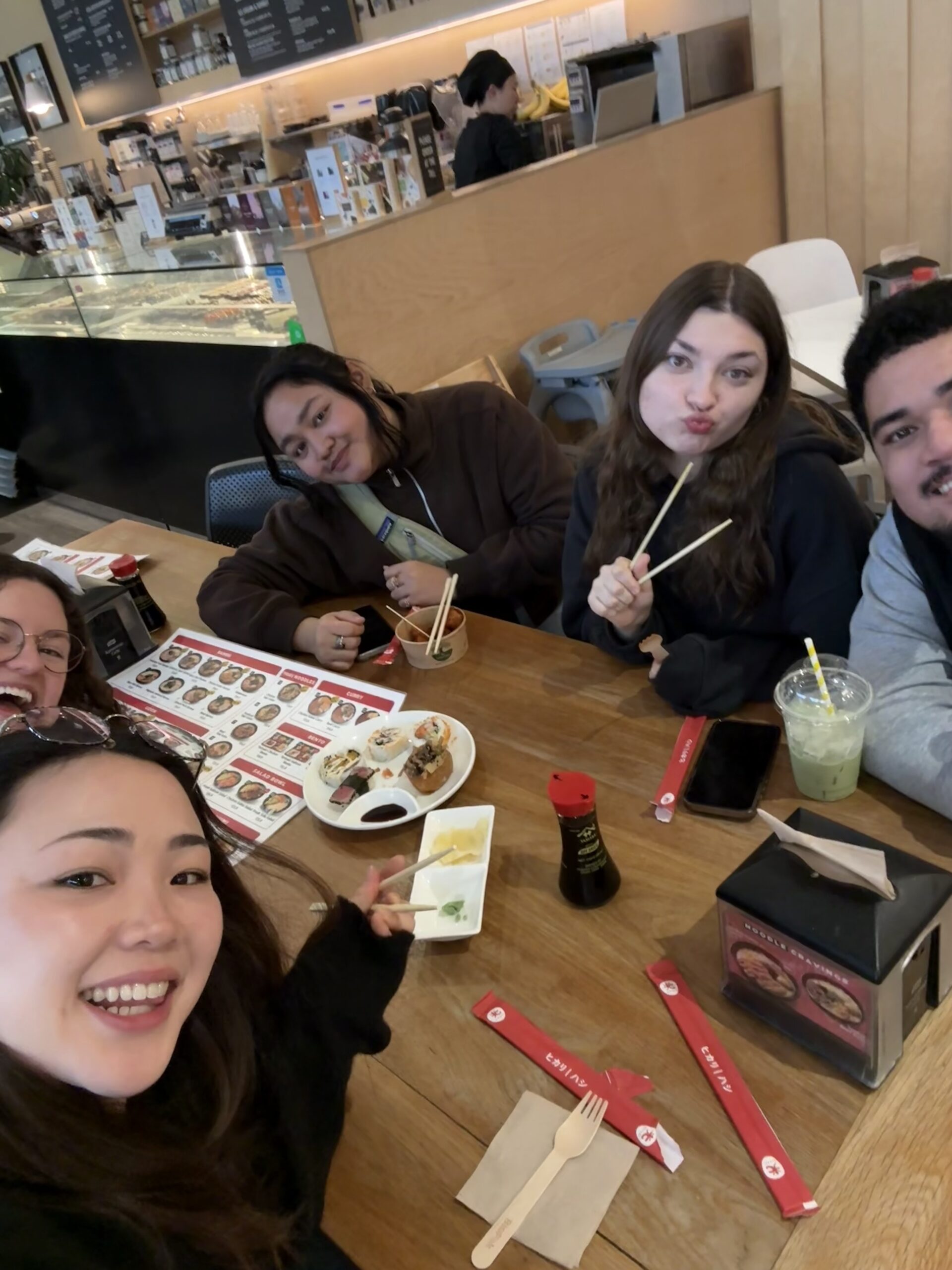 KEさんがお友達と食事する様子