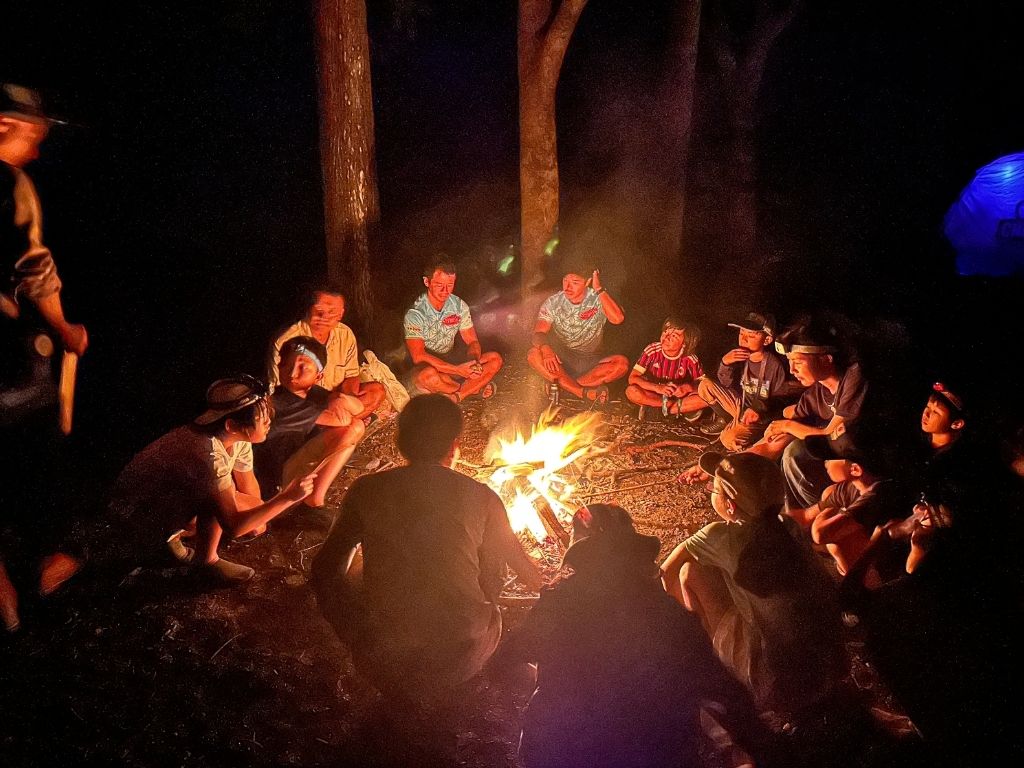 夜のキャンプファイヤーの様子