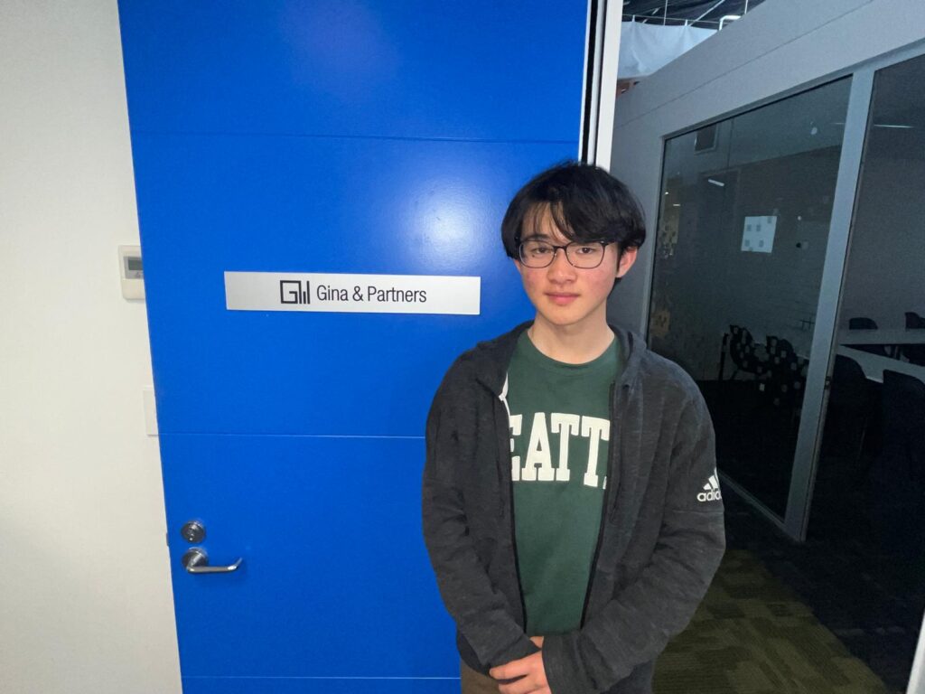 Gina & Partnersオフィス前で微笑むShuseiさん